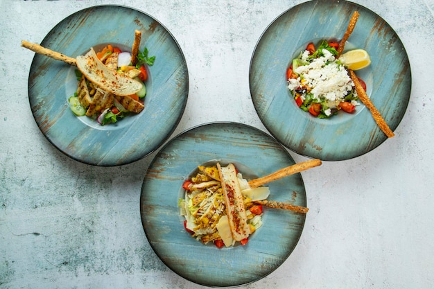 Trei farfurii cu feluri diferite